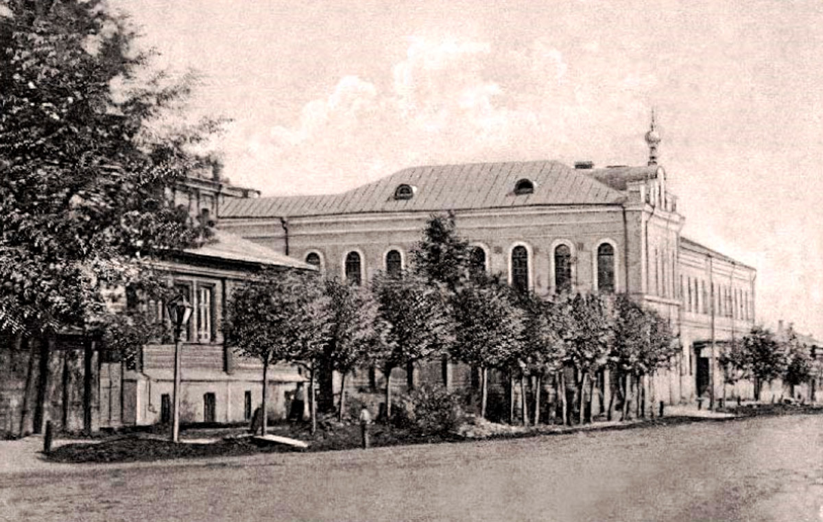 Михаил Кнопф родился в 1846 году в дворянской семье. Окончил в Санкт-Петербурге Николаевскую инженерную академию. Службу начинал в унтер-офицером 12-го пехотного Великолуцкого полка, потом был переведен на гражданку, получил чин губернского секретаря во Владимире. В 1869 году уволился и работал в фотографии Н. Г. Мейера на Дворянской улице. Спустя два года открыл собственное фотографическое заведение. Но, несмотря на то, что дела его шли весьма успешно, в 1878 году Михаил Платонович вернулся на службу — техником при городской управе по строительной и дорожной части и трудился в этой должности до 1900 года. Какие же работы Кнопфа украсили наш город?