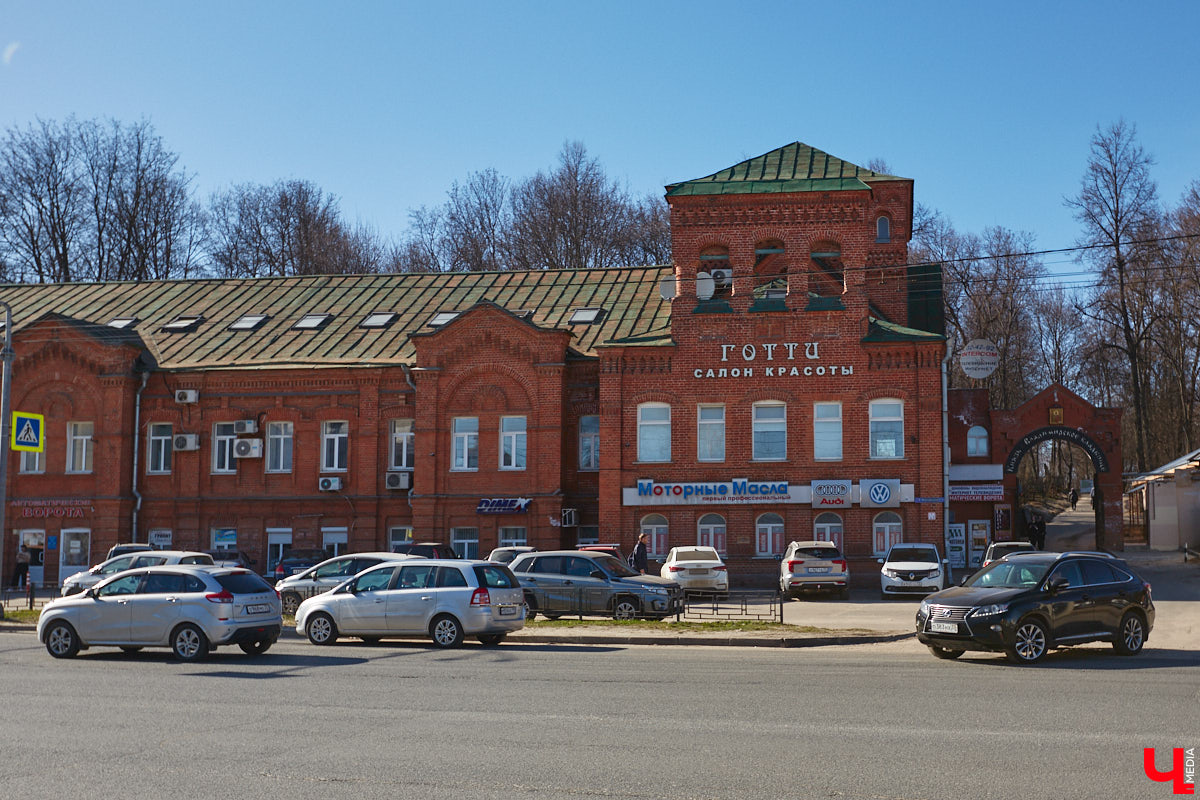 Михаил Кнопф родился в 1846 году в дворянской семье. Окончил в Санкт-Петербурге Николаевскую инженерную академию. Службу начинал в унтер-офицером 12-го пехотного Великолуцкого полка, потом был переведен на гражданку, получил чин губернского секретаря во Владимире. В 1869 году уволился и работал в фотографии Н. Г. Мейера на Дворянской улице. Спустя два года открыл собственное фотографическое заведение. Но, несмотря на то, что дела его шли весьма успешно, в 1878 году Михаил Платонович вернулся на службу — техником при городской управе по строительной и дорожной части и трудился в этой должности до 1900 года. Какие же работы Кнопфа украсили наш город?