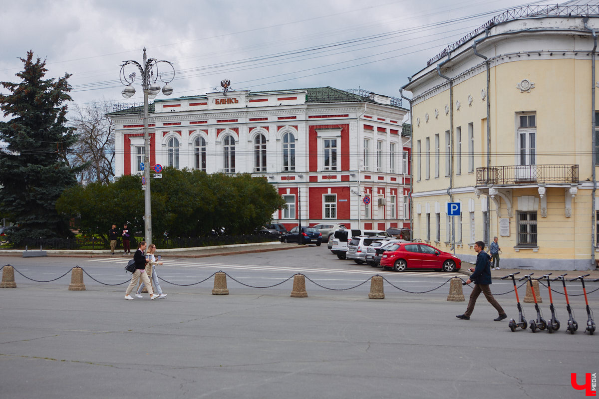 Михаил Кнопф родился в 1846 году в дворянской семье. Окончил в Санкт-Петербурге Николаевскую инженерную академию. Службу начинал в унтер-офицером 12-го пехотного Великолуцкого полка, потом был переведен на гражданку, получил чин губернского секретаря во Владимире. В 1869 году уволился и работал в фотографии Н. Г. Мейера на Дворянской улице. Спустя два года открыл собственное фотографическое заведение. Но, несмотря на то, что дела его шли весьма успешно, в 1878 году Михаил Платонович вернулся на службу — техником при городской управе по строительной и дорожной части и трудился в этой должности до 1900 года. Какие же работы Кнопфа украсили наш город?