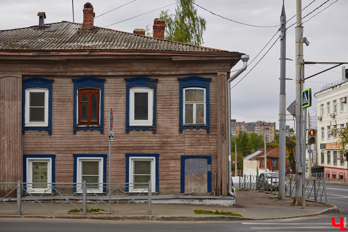 Михаил Кнопф родился в 1846 году в дворянской семье. Окончил в Санкт-Петербурге Николаевскую инженерную академию. Службу начинал в унтер-офицером 12-го пехотного Великолуцкого полка, потом был переведен на гражданку, получил чин губернского секретаря во Владимире. В 1869 году уволился и работал в фотографии Н. Г. Мейера на Дворянской улице. Спустя два года открыл собственное фотографическое заведение. Но, несмотря на то, что дела его шли весьма успешно, в 1878 году Михаил Платонович вернулся на службу — техником при городской управе по строительной и дорожной части и трудился в этой должности до 1900 года. Какие же работы Кнопфа украсили наш город?