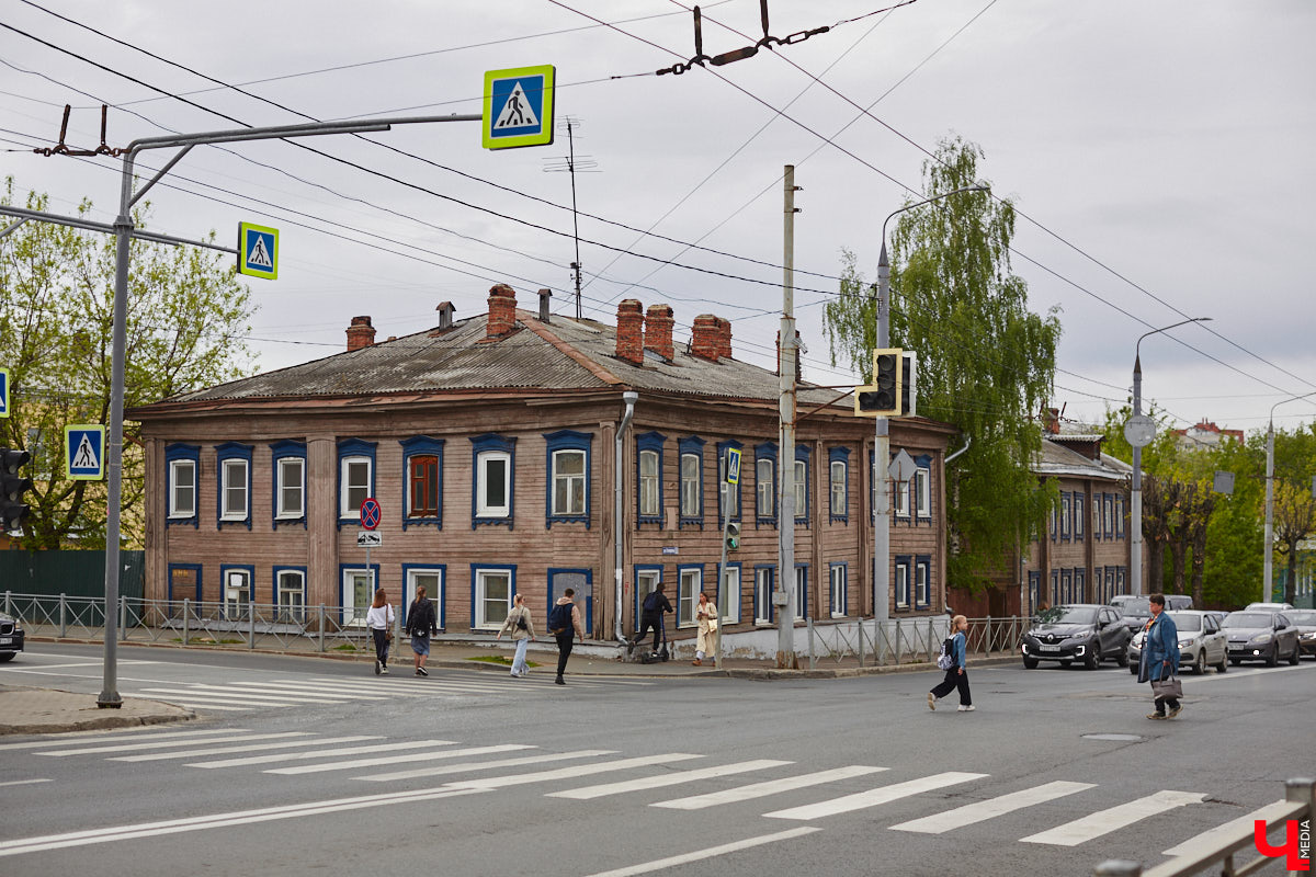 Михаил Кнопф родился в 1846 году в дворянской семье. Окончил в Санкт-Петербурге Николаевскую инженерную академию. Службу начинал в унтер-офицером 12-го пехотного Великолуцкого полка, потом был переведен на гражданку, получил чин губернского секретаря во Владимире. В 1869 году уволился и работал в фотографии Н. Г. Мейера на Дворянской улице. Спустя два года открыл собственное фотографическое заведение. Но, несмотря на то, что дела его шли весьма успешно, в 1878 году Михаил Платонович вернулся на службу — техником при городской управе по строительной и дорожной части и трудился в этой должности до 1900 года. Какие же работы Кнопфа украсили наш город?