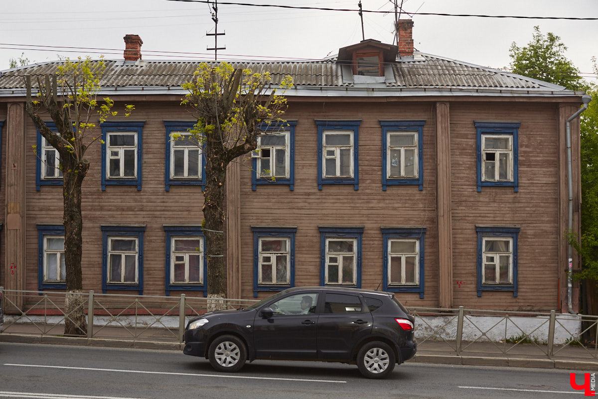 Михаил Кнопф родился в 1846 году в дворянской семье. Окончил в Санкт-Петербурге Николаевскую инженерную академию. Службу начинал в унтер-офицером 12-го пехотного Великолуцкого полка, потом был переведен на гражданку, получил чин губернского секретаря во Владимире. В 1869 году уволился и работал в фотографии Н. Г. Мейера на Дворянской улице. Спустя два года открыл собственное фотографическое заведение. Но, несмотря на то, что дела его шли весьма успешно, в 1878 году Михаил Платонович вернулся на службу — техником при городской управе по строительной и дорожной части и трудился в этой должности до 1900 года. Какие же работы Кнопфа украсили наш город?