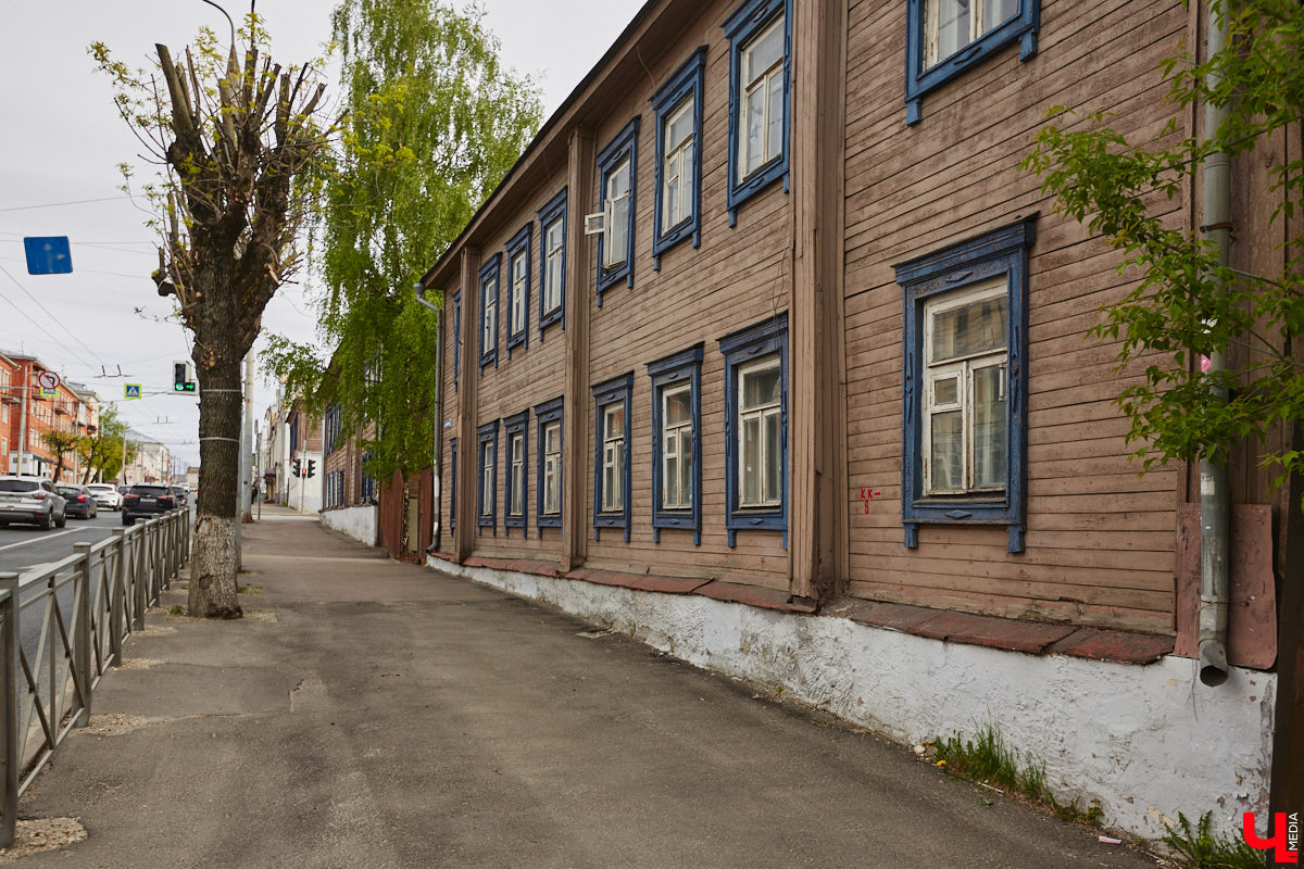 Михаил Кнопф родился в 1846 году в дворянской семье. Окончил в Санкт-Петербурге Николаевскую инженерную академию. Службу начинал в унтер-офицером 12-го пехотного Великолуцкого полка, потом был переведен на гражданку, получил чин губернского секретаря во Владимире. В 1869 году уволился и работал в фотографии Н. Г. Мейера на Дворянской улице. Спустя два года открыл собственное фотографическое заведение. Но, несмотря на то, что дела его шли весьма успешно, в 1878 году Михаил Платонович вернулся на службу — техником при городской управе по строительной и дорожной части и трудился в этой должности до 1900 года. Какие же работы Кнопфа украсили наш город?