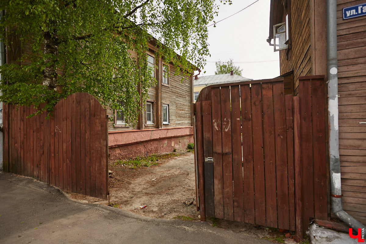 Михаил Кнопф родился в 1846 году в дворянской семье. Окончил в Санкт-Петербурге Николаевскую инженерную академию. Службу начинал в унтер-офицером 12-го пехотного Великолуцкого полка, потом был переведен на гражданку, получил чин губернского секретаря во Владимире. В 1869 году уволился и работал в фотографии Н. Г. Мейера на Дворянской улице. Спустя два года открыл собственное фотографическое заведение. Но, несмотря на то, что дела его шли весьма успешно, в 1878 году Михаил Платонович вернулся на службу — техником при городской управе по строительной и дорожной части и трудился в этой должности до 1900 года. Какие же работы Кнопфа украсили наш город?