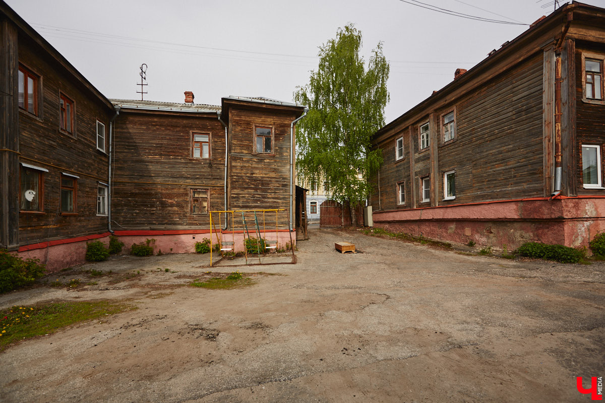 Михаил Кнопф родился в 1846 году в дворянской семье. Окончил в Санкт-Петербурге Николаевскую инженерную академию. Службу начинал в унтер-офицером 12-го пехотного Великолуцкого полка, потом был переведен на гражданку, получил чин губернского секретаря во Владимире. В 1869 году уволился и работал в фотографии Н. Г. Мейера на Дворянской улице. Спустя два года открыл собственное фотографическое заведение. Но, несмотря на то, что дела его шли весьма успешно, в 1878 году Михаил Платонович вернулся на службу — техником при городской управе по строительной и дорожной части и трудился в этой должности до 1900 года. Какие же работы Кнопфа украсили наш город?