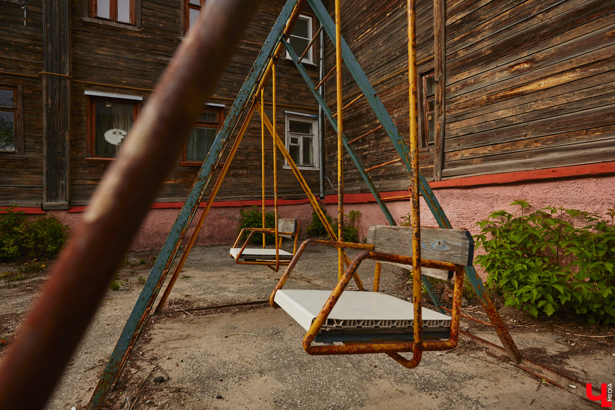 Михаил Кнопф родился в 1846 году в дворянской семье. Окончил в Санкт-Петербурге Николаевскую инженерную академию. Службу начинал в унтер-офицером 12-го пехотного Великолуцкого полка, потом был переведен на гражданку, получил чин губернского секретаря во Владимире. В 1869 году уволился и работал в фотографии Н. Г. Мейера на Дворянской улице. Спустя два года открыл собственное фотографическое заведение. Но, несмотря на то, что дела его шли весьма успешно, в 1878 году Михаил Платонович вернулся на службу — техником при городской управе по строительной и дорожной части и трудился в этой должности до 1900 года. Какие же работы Кнопфа украсили наш город?