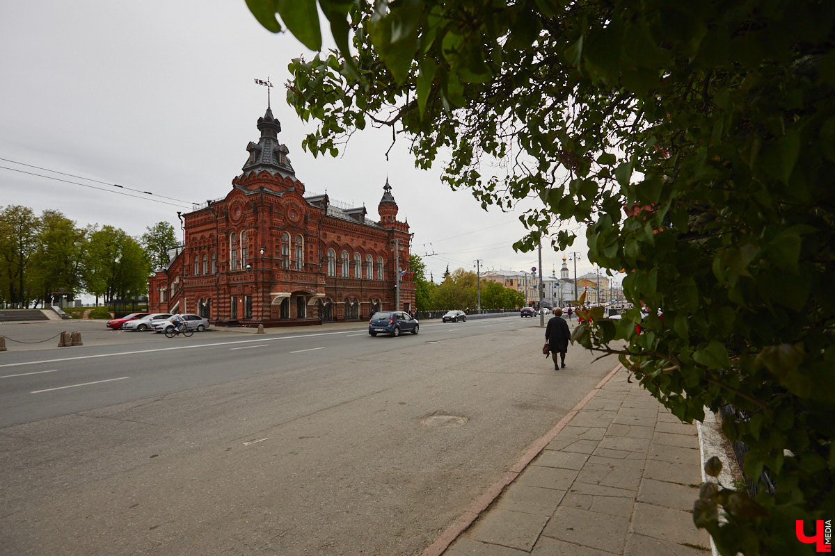 Михаил Кнопф родился в 1846 году в дворянской семье. Окончил в Санкт-Петербурге Николаевскую инженерную академию. Службу начинал в унтер-офицером 12-го пехотного Великолуцкого полка, потом был переведен на гражданку, получил чин губернского секретаря во Владимире. В 1869 году уволился и работал в фотографии Н. Г. Мейера на Дворянской улице. Спустя два года открыл собственное фотографическое заведение. Но, несмотря на то, что дела его шли весьма успешно, в 1878 году Михаил Платонович вернулся на службу — техником при городской управе по строительной и дорожной части и трудился в этой должности до 1900 года. Какие же работы Кнопфа украсили наш город?