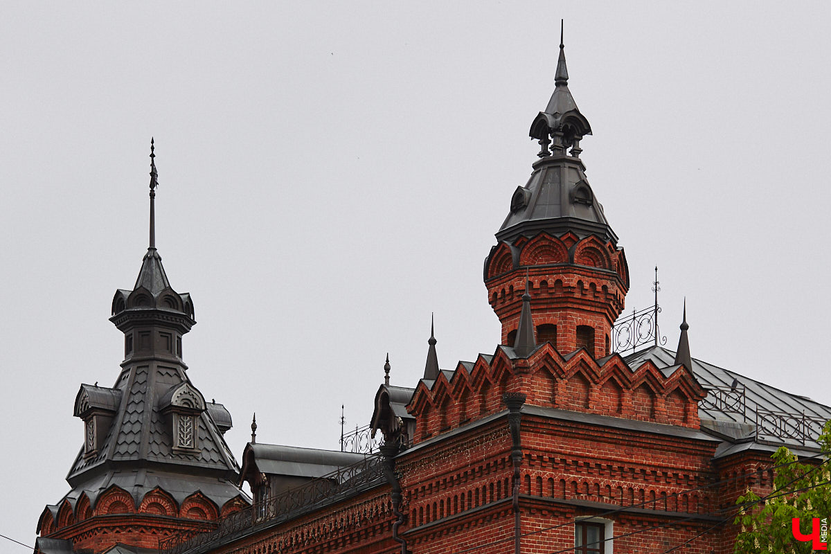 Михаил Кнопф родился в 1846 году в дворянской семье. Окончил в Санкт-Петербурге Николаевскую инженерную академию. Службу начинал в унтер-офицером 12-го пехотного Великолуцкого полка, потом был переведен на гражданку, получил чин губернского секретаря во Владимире. В 1869 году уволился и работал в фотографии Н. Г. Мейера на Дворянской улице. Спустя два года открыл собственное фотографическое заведение. Но, несмотря на то, что дела его шли весьма успешно, в 1878 году Михаил Платонович вернулся на службу — техником при городской управе по строительной и дорожной части и трудился в этой должности до 1900 года. Какие же работы Кнопфа украсили наш город?