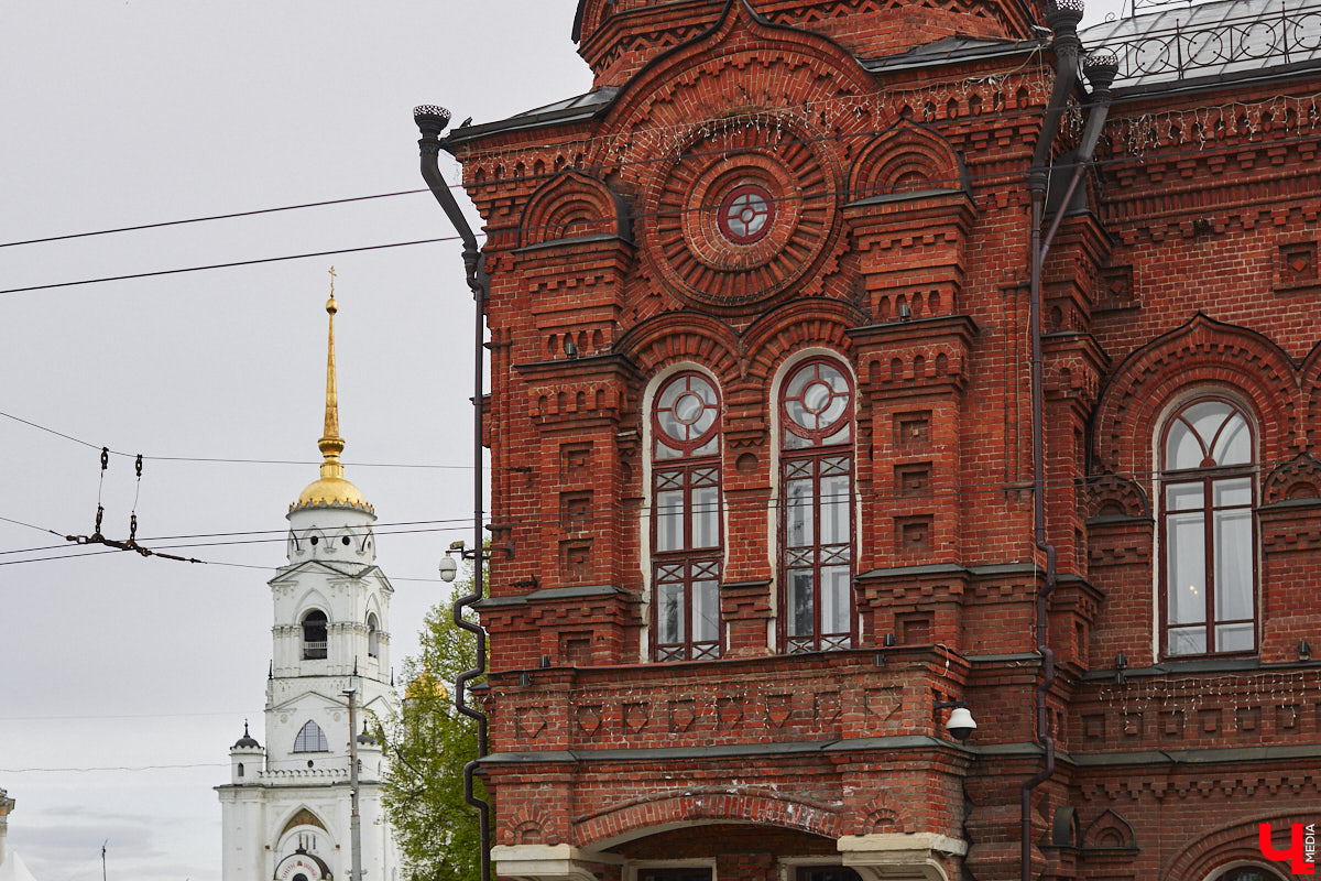 Михаил Кнопф родился в 1846 году в дворянской семье. Окончил в Санкт-Петербурге Николаевскую инженерную академию. Службу начинал в унтер-офицером 12-го пехотного Великолуцкого полка, потом был переведен на гражданку, получил чин губернского секретаря во Владимире. В 1869 году уволился и работал в фотографии Н. Г. Мейера на Дворянской улице. Спустя два года открыл собственное фотографическое заведение. Но, несмотря на то, что дела его шли весьма успешно, в 1878 году Михаил Платонович вернулся на службу — техником при городской управе по строительной и дорожной части и трудился в этой должности до 1900 года. Какие же работы Кнопфа украсили наш город?