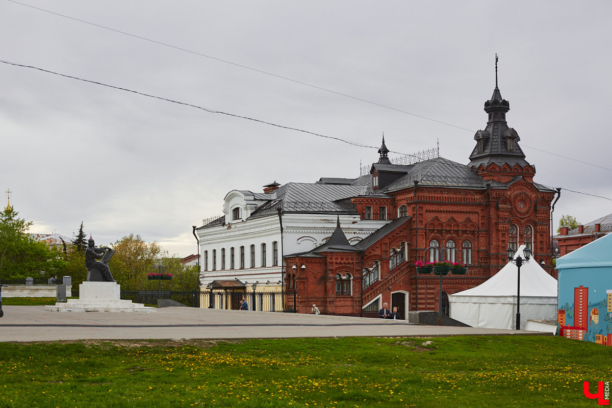 Михаил Кнопф родился в 1846 году в дворянской семье. Окончил в Санкт-Петербурге Николаевскую инженерную академию. Службу начинал в унтер-офицером 12-го пехотного Великолуцкого полка, потом был переведен на гражданку, получил чин губернского секретаря во Владимире. В 1869 году уволился и работал в фотографии Н. Г. Мейера на Дворянской улице. Спустя два года открыл собственное фотографическое заведение. Но, несмотря на то, что дела его шли весьма успешно, в 1878 году Михаил Платонович вернулся на службу — техником при городской управе по строительной и дорожной части и трудился в этой должности до 1900 года. Какие же работы Кнопфа украсили наш город?