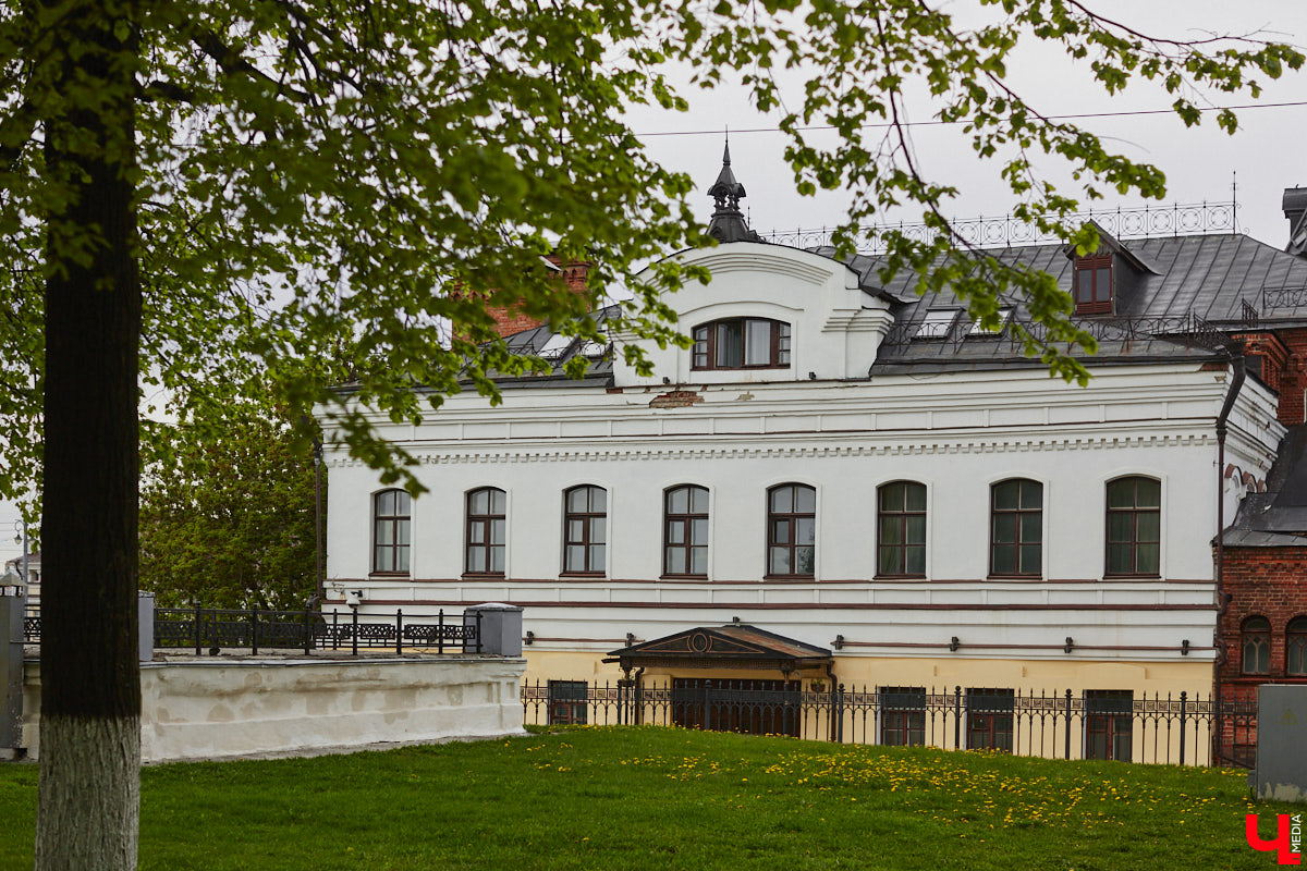 Михаил Кнопф родился в 1846 году в дворянской семье. Окончил в Санкт-Петербурге Николаевскую инженерную академию. Службу начинал в унтер-офицером 12-го пехотного Великолуцкого полка, потом был переведен на гражданку, получил чин губернского секретаря во Владимире. В 1869 году уволился и работал в фотографии Н. Г. Мейера на Дворянской улице. Спустя два года открыл собственное фотографическое заведение. Но, несмотря на то, что дела его шли весьма успешно, в 1878 году Михаил Платонович вернулся на службу — техником при городской управе по строительной и дорожной части и трудился в этой должности до 1900 года. Какие же работы Кнопфа украсили наш город?