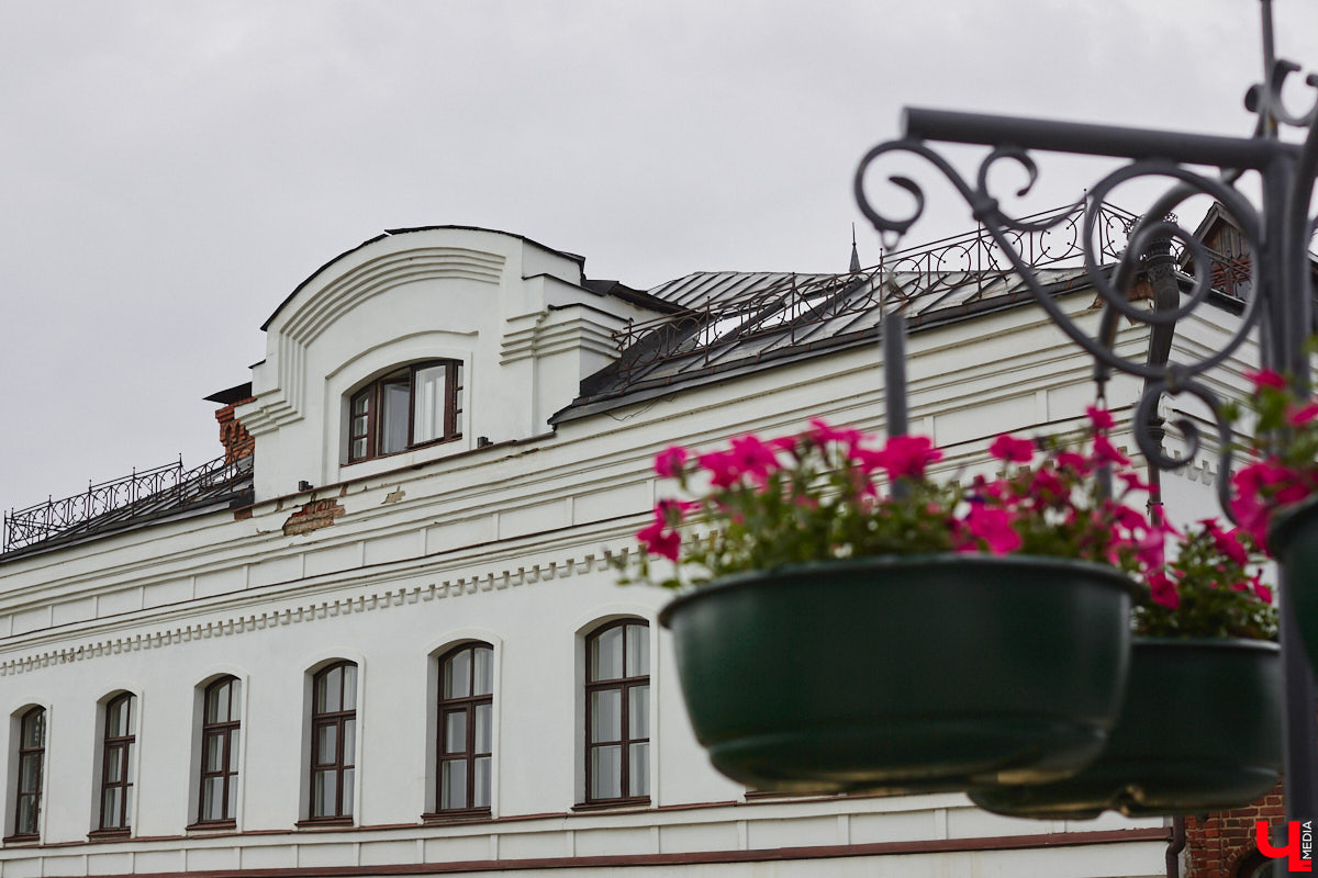 Михаил Кнопф родился в 1846 году в дворянской семье. Окончил в Санкт-Петербурге Николаевскую инженерную академию. Службу начинал в унтер-офицером 12-го пехотного Великолуцкого полка, потом был переведен на гражданку, получил чин губернского секретаря во Владимире. В 1869 году уволился и работал в фотографии Н. Г. Мейера на Дворянской улице. Спустя два года открыл собственное фотографическое заведение. Но, несмотря на то, что дела его шли весьма успешно, в 1878 году Михаил Платонович вернулся на службу — техником при городской управе по строительной и дорожной части и трудился в этой должности до 1900 года. Какие же работы Кнопфа украсили наш город?