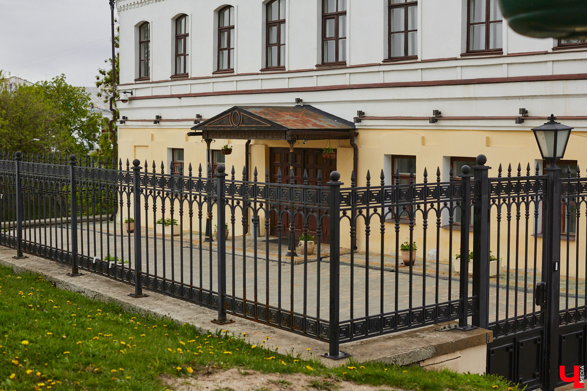 Михаил Кнопф родился в 1846 году в дворянской семье. Окончил в Санкт-Петербурге Николаевскую инженерную академию. Службу начинал в унтер-офицером 12-го пехотного Великолуцкого полка, потом был переведен на гражданку, получил чин губернского секретаря во Владимире. В 1869 году уволился и работал в фотографии Н. Г. Мейера на Дворянской улице. Спустя два года открыл собственное фотографическое заведение. Но, несмотря на то, что дела его шли весьма успешно, в 1878 году Михаил Платонович вернулся на службу — техником при городской управе по строительной и дорожной части и трудился в этой должности до 1900 года. Какие же работы Кнопфа украсили наш город?