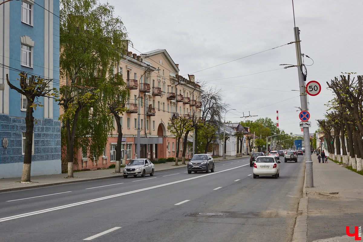 Михаил Кнопф родился в 1846 году в дворянской семье. Окончил в Санкт-Петербурге Николаевскую инженерную академию. Службу начинал в унтер-офицером 12-го пехотного Великолуцкого полка, потом был переведен на гражданку, получил чин губернского секретаря во Владимире. В 1869 году уволился и работал в фотографии Н. Г. Мейера на Дворянской улице. Спустя два года открыл собственное фотографическое заведение. Но, несмотря на то, что дела его шли весьма успешно, в 1878 году Михаил Платонович вернулся на службу — техником при городской управе по строительной и дорожной части и трудился в этой должности до 1900 года. Какие же работы Кнопфа украсили наш город?