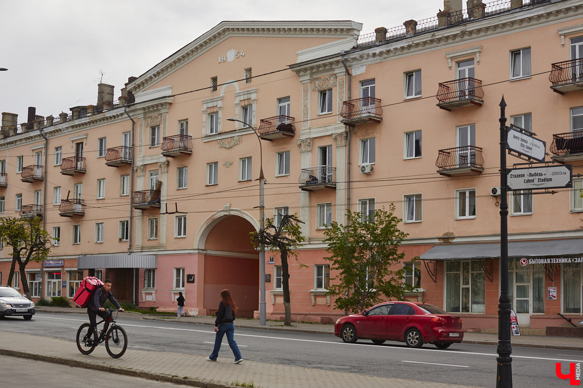 Михаил Кнопф родился в 1846 году в дворянской семье. Окончил в Санкт-Петербурге Николаевскую инженерную академию. Службу начинал в унтер-офицером 12-го пехотного Великолуцкого полка, потом был переведен на гражданку, получил чин губернского секретаря во Владимире. В 1869 году уволился и работал в фотографии Н. Г. Мейера на Дворянской улице. Спустя два года открыл собственное фотографическое заведение. Но, несмотря на то, что дела его шли весьма успешно, в 1878 году Михаил Платонович вернулся на службу — техником при городской управе по строительной и дорожной части и трудился в этой должности до 1900 года. Какие же работы Кнопфа украсили наш город?