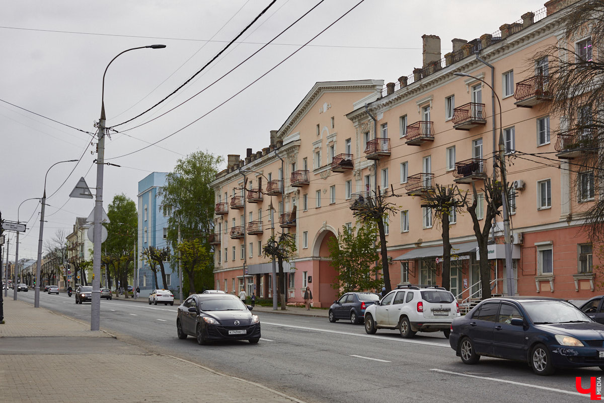 Михаил Кнопф родился в 1846 году в дворянской семье. Окончил в Санкт-Петербурге Николаевскую инженерную академию. Службу начинал в унтер-офицером 12-го пехотного Великолуцкого полка, потом был переведен на гражданку, получил чин губернского секретаря во Владимире. В 1869 году уволился и работал в фотографии Н. Г. Мейера на Дворянской улице. Спустя два года открыл собственное фотографическое заведение. Но, несмотря на то, что дела его шли весьма успешно, в 1878 году Михаил Платонович вернулся на службу — техником при городской управе по строительной и дорожной части и трудился в этой должности до 1900 года. Какие же работы Кнопфа украсили наш город?
