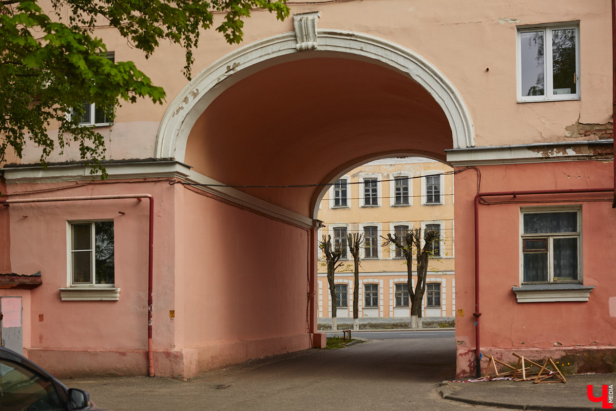 Михаил Кнопф родился в 1846 году в дворянской семье. Окончил в Санкт-Петербурге Николаевскую инженерную академию. Службу начинал в унтер-офицером 12-го пехотного Великолуцкого полка, потом был переведен на гражданку, получил чин губернского секретаря во Владимире. В 1869 году уволился и работал в фотографии Н. Г. Мейера на Дворянской улице. Спустя два года открыл собственное фотографическое заведение. Но, несмотря на то, что дела его шли весьма успешно, в 1878 году Михаил Платонович вернулся на службу — техником при городской управе по строительной и дорожной части и трудился в этой должности до 1900 года. Какие же работы Кнопфа украсили наш город?