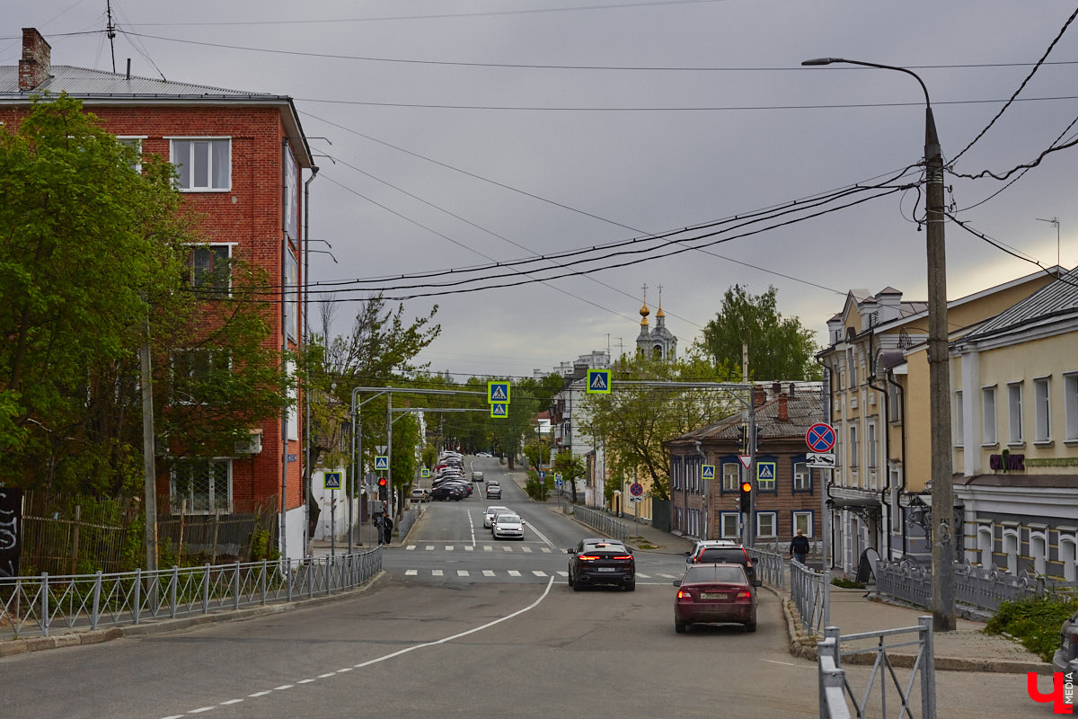 Михаил Кнопф родился в 1846 году в дворянской семье. Окончил в Санкт-Петербурге Николаевскую инженерную академию. Службу начинал в унтер-офицером 12-го пехотного Великолуцкого полка, потом был переведен на гражданку, получил чин губернского секретаря во Владимире. В 1869 году уволился и работал в фотографии Н. Г. Мейера на Дворянской улице. Спустя два года открыл собственное фотографическое заведение. Но, несмотря на то, что дела его шли весьма успешно, в 1878 году Михаил Платонович вернулся на службу — техником при городской управе по строительной и дорожной части и трудился в этой должности до 1900 года. Какие же работы Кнопфа украсили наш город?