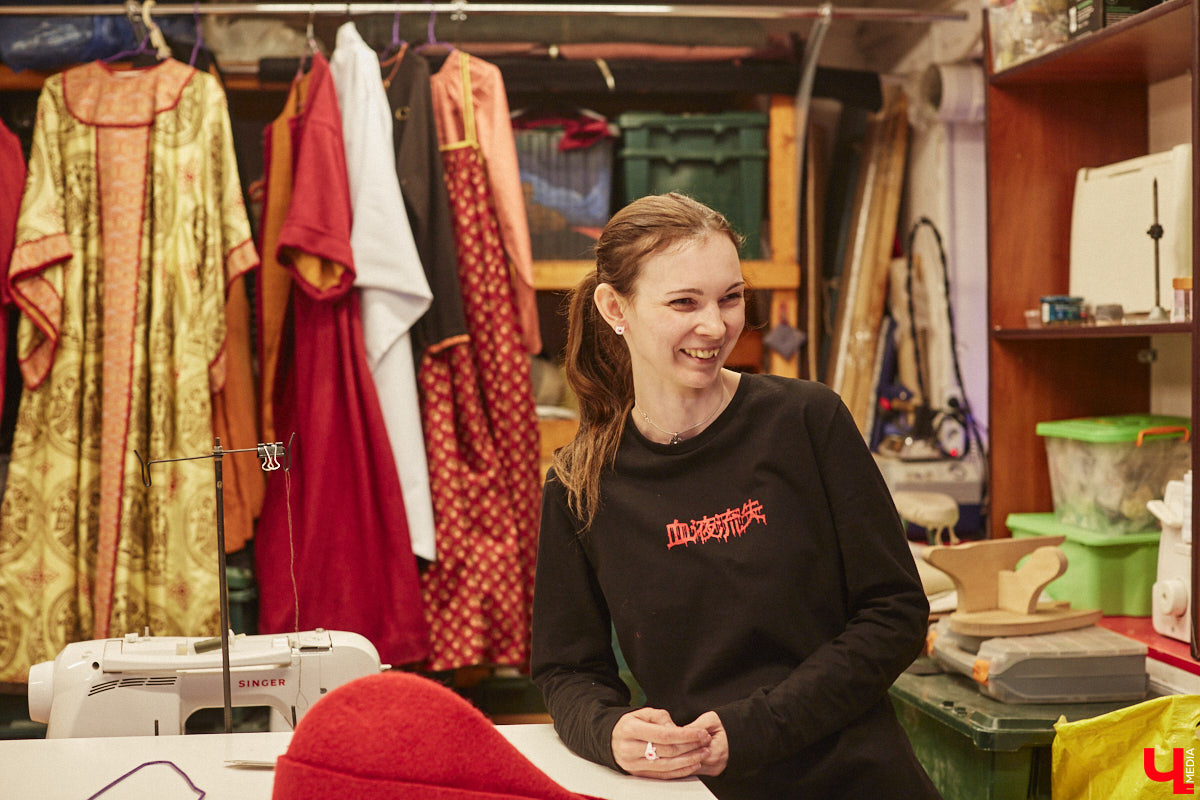 Пока ученые пытаются изобрести машину времени, во Владимире ею вовсю пользуются. Закинуть она может не только в любую эпоху, но и в параллельный мир. Достаточно облачиться в нужный наряд. Управляют устройством владимирские швеи. Благодаря их помощи «Ключ-Медиа» смог совершить небольшое путешествие по вехам истории.