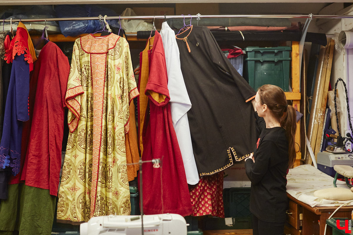 Пока ученые пытаются изобрести машину времени, во Владимире ею вовсю пользуются. Закинуть она может не только в любую эпоху, но и в параллельный мир. Достаточно облачиться в нужный наряд. Управляют устройством владимирские швеи. Благодаря их помощи «Ключ-Медиа» смог совершить небольшое путешествие по вехам истории.