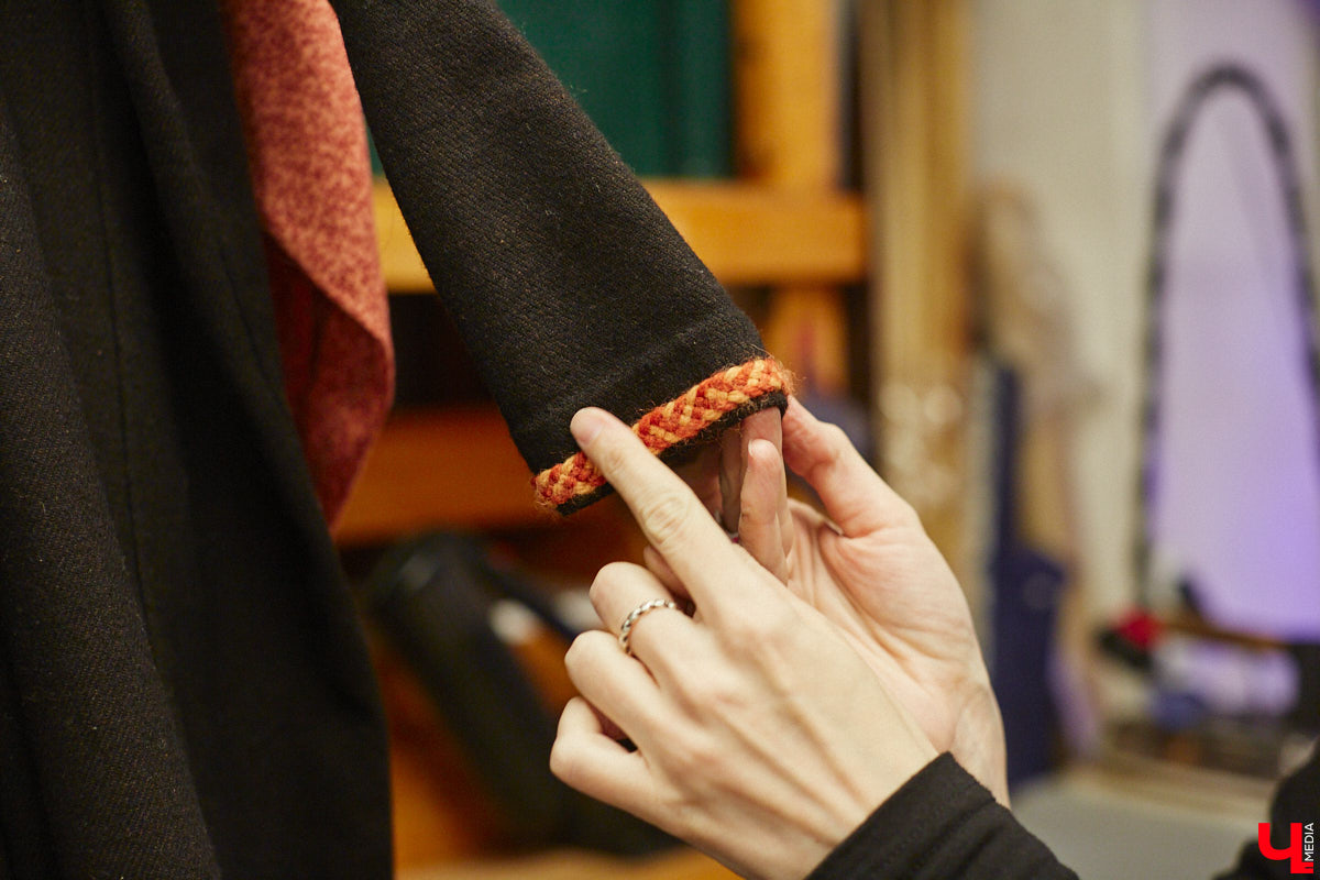 Пока ученые пытаются изобрести машину времени, во Владимире ею вовсю пользуются. Закинуть она может не только в любую эпоху, но и в параллельный мир. Достаточно облачиться в нужный наряд. Управляют устройством владимирские швеи. Благодаря их помощи «Ключ-Медиа» смог совершить небольшое путешествие по вехам истории.