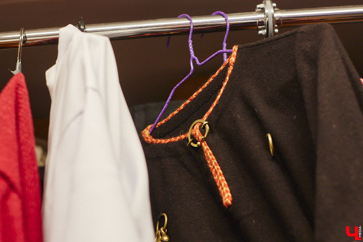 Пока ученые пытаются изобрести машину времени, во Владимире ею вовсю пользуются. Закинуть она может не только в любую эпоху, но и в параллельный мир. Достаточно облачиться в нужный наряд. Управляют устройством владимирские швеи. Благодаря их помощи «Ключ-Медиа» смог совершить небольшое путешествие по вехам истории.