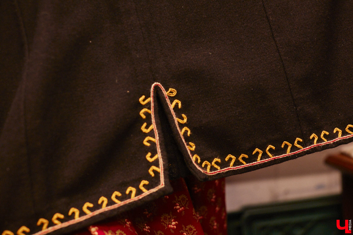 Пока ученые пытаются изобрести машину времени, во Владимире ею вовсю пользуются. Закинуть она может не только в любую эпоху, но и в параллельный мир. Достаточно облачиться в нужный наряд. Управляют устройством владимирские швеи. Благодаря их помощи «Ключ-Медиа» смог совершить небольшое путешествие по вехам истории.