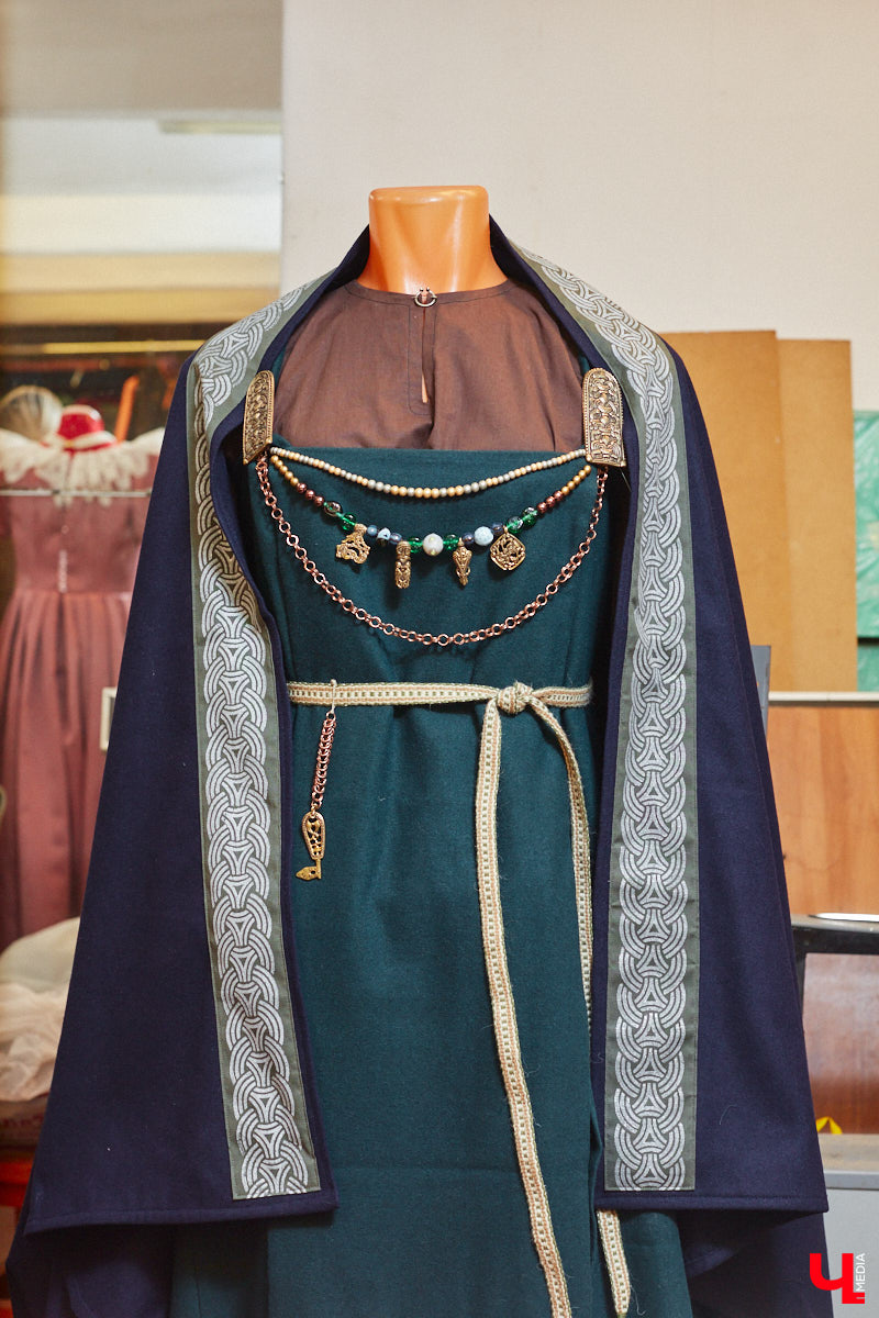 Пока ученые пытаются изобрести машину времени, во Владимире ею вовсю пользуются. Закинуть она может не только в любую эпоху, но и в параллельный мир. Достаточно облачиться в нужный наряд. Управляют устройством владимирские швеи. Благодаря их помощи «Ключ-Медиа» смог совершить небольшое путешествие по вехам истории.