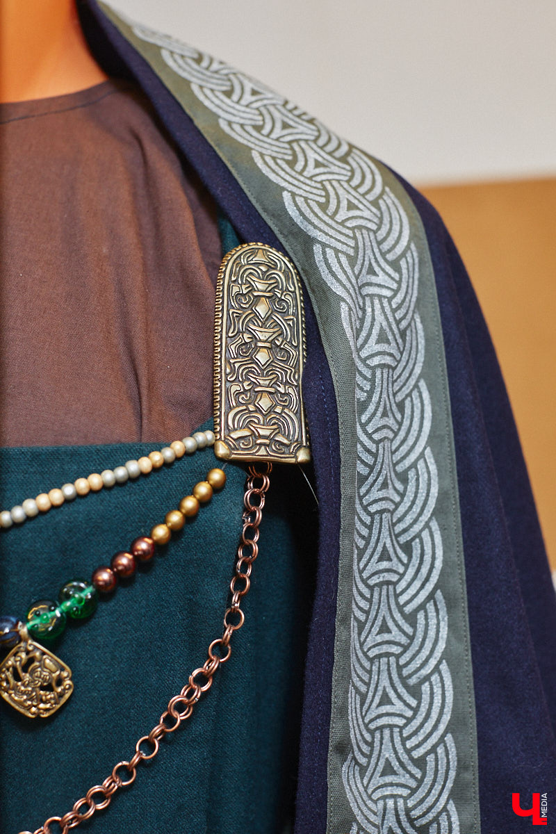 Пока ученые пытаются изобрести машину времени, во Владимире ею вовсю пользуются. Закинуть она может не только в любую эпоху, но и в параллельный мир. Достаточно облачиться в нужный наряд. Управляют устройством владимирские швеи. Благодаря их помощи «Ключ-Медиа» смог совершить небольшое путешествие по вехам истории.