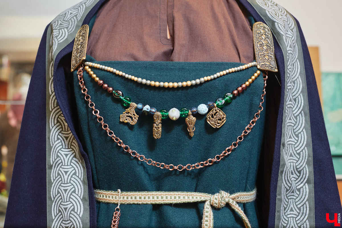 Пока ученые пытаются изобрести машину времени, во Владимире ею вовсю пользуются. Закинуть она может не только в любую эпоху, но и в параллельный мир. Достаточно облачиться в нужный наряд. Управляют устройством владимирские швеи. Благодаря их помощи «Ключ-Медиа» смог совершить небольшое путешествие по вехам истории.