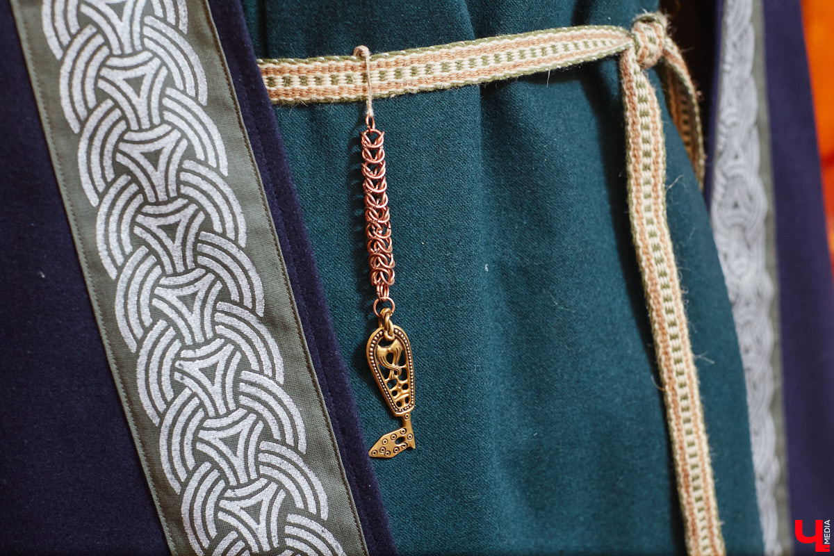 Пока ученые пытаются изобрести машину времени, во Владимире ею вовсю пользуются. Закинуть она может не только в любую эпоху, но и в параллельный мир. Достаточно облачиться в нужный наряд. Управляют устройством владимирские швеи. Благодаря их помощи «Ключ-Медиа» смог совершить небольшое путешествие по вехам истории.