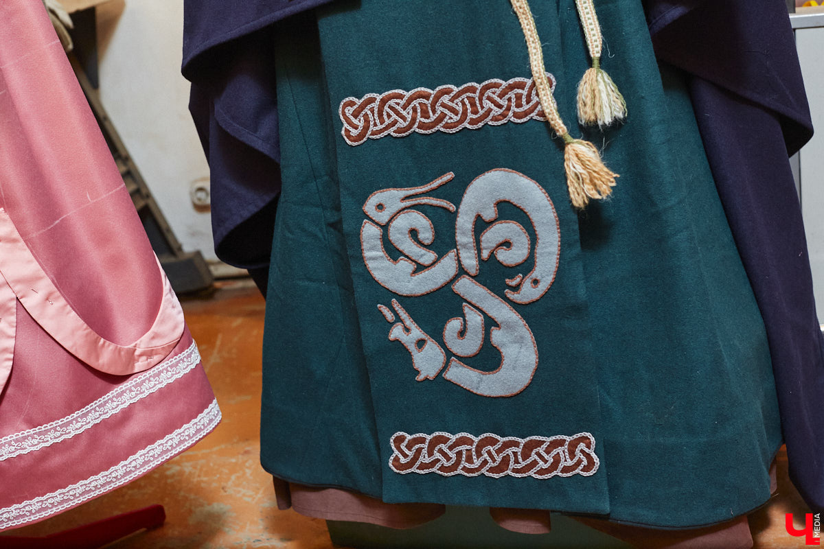 Пока ученые пытаются изобрести машину времени, во Владимире ею вовсю пользуются. Закинуть она может не только в любую эпоху, но и в параллельный мир. Достаточно облачиться в нужный наряд. Управляют устройством владимирские швеи. Благодаря их помощи «Ключ-Медиа» смог совершить небольшое путешествие по вехам истории.