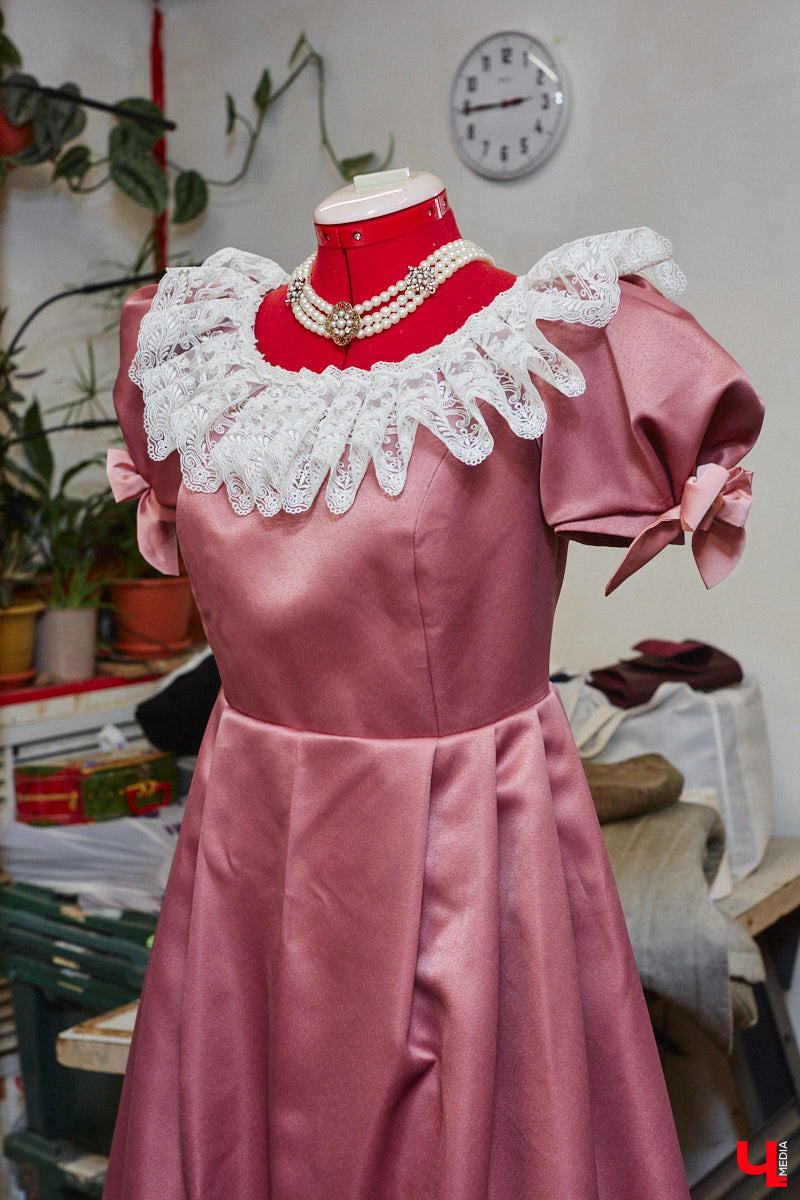 Пока ученые пытаются изобрести машину времени, во Владимире ею вовсю пользуются. Закинуть она может не только в любую эпоху, но и в параллельный мир. Достаточно облачиться в нужный наряд. Управляют устройством владимирские швеи. Благодаря их помощи «Ключ-Медиа» смог совершить небольшое путешествие по вехам истории.