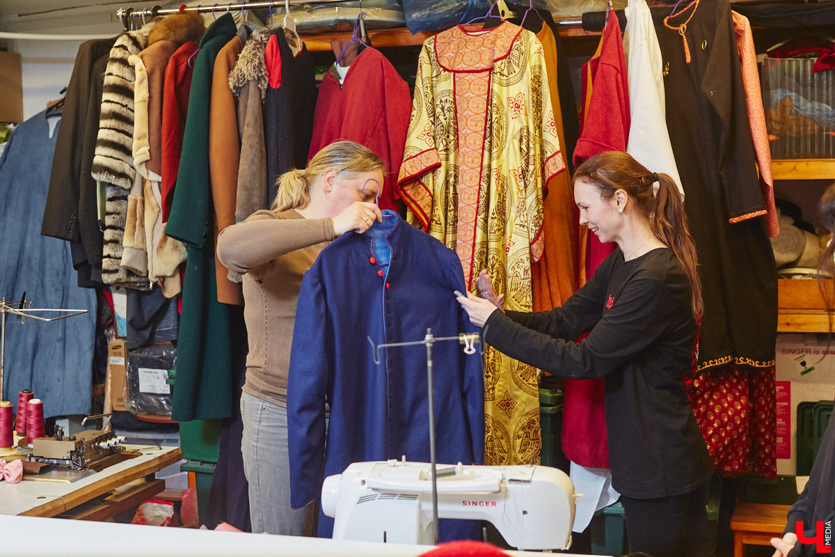 Пока ученые пытаются изобрести машину времени, во Владимире ею вовсю пользуются. Закинуть она может не только в любую эпоху, но и в параллельный мир. Достаточно облачиться в нужный наряд. Управляют устройством владимирские швеи. Благодаря их помощи «Ключ-Медиа» смог совершить небольшое путешествие по вехам истории.