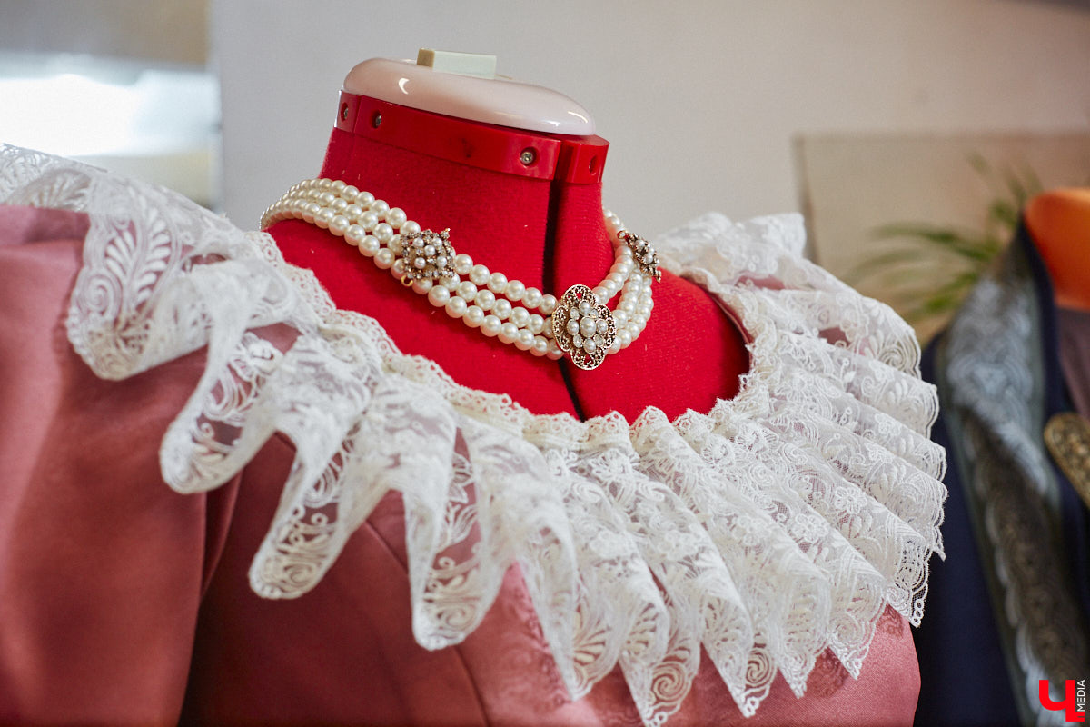 Пока ученые пытаются изобрести машину времени, во Владимире ею вовсю пользуются. Закинуть она может не только в любую эпоху, но и в параллельный мир. Достаточно облачиться в нужный наряд. Управляют устройством владимирские швеи. Благодаря их помощи «Ключ-Медиа» смог совершить небольшое путешествие по вехам истории.