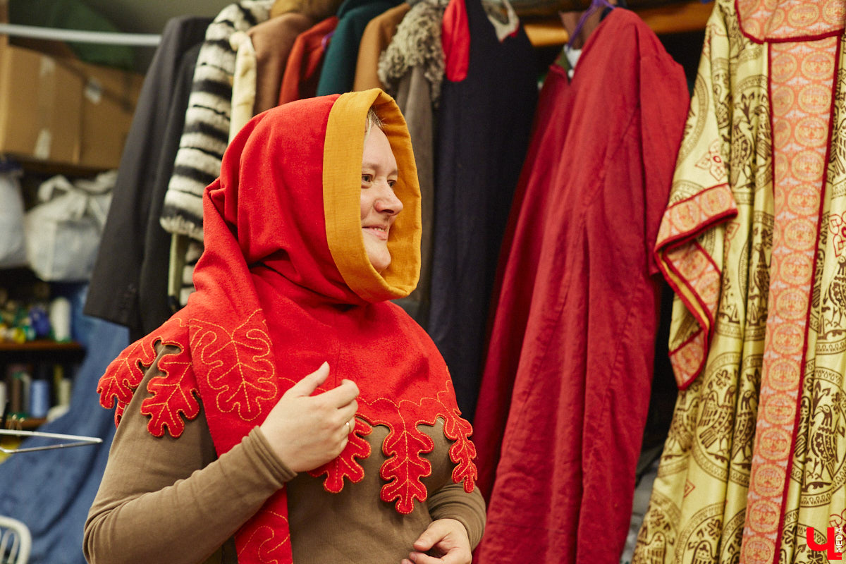 Пока ученые пытаются изобрести машину времени, во Владимире ею вовсю пользуются. Закинуть она может не только в любую эпоху, но и в параллельный мир. Достаточно облачиться в нужный наряд. Управляют устройством владимирские швеи. Благодаря их помощи «Ключ-Медиа» смог совершить небольшое путешествие по вехам истории.