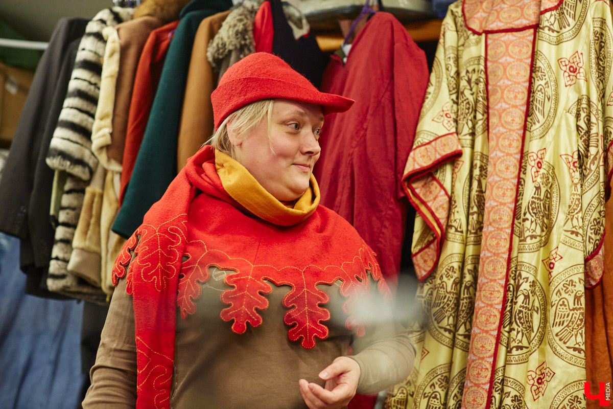 Пока ученые пытаются изобрести машину времени, во Владимире ею вовсю пользуются. Закинуть она может не только в любую эпоху, но и в параллельный мир. Достаточно облачиться в нужный наряд. Управляют устройством владимирские швеи. Благодаря их помощи «Ключ-Медиа» смог совершить небольшое путешествие по вехам истории.