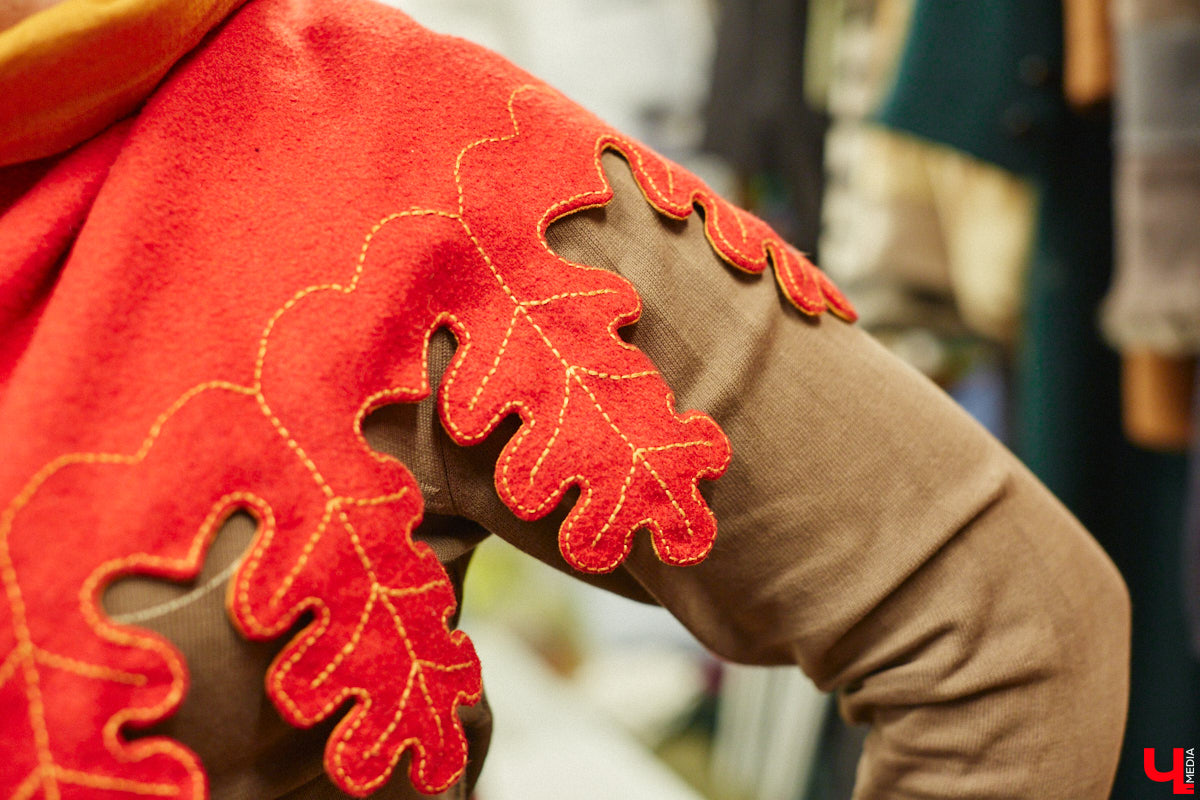 Пока ученые пытаются изобрести машину времени, во Владимире ею вовсю пользуются. Закинуть она может не только в любую эпоху, но и в параллельный мир. Достаточно облачиться в нужный наряд. Управляют устройством владимирские швеи. Благодаря их помощи «Ключ-Медиа» смог совершить небольшое путешествие по вехам истории.