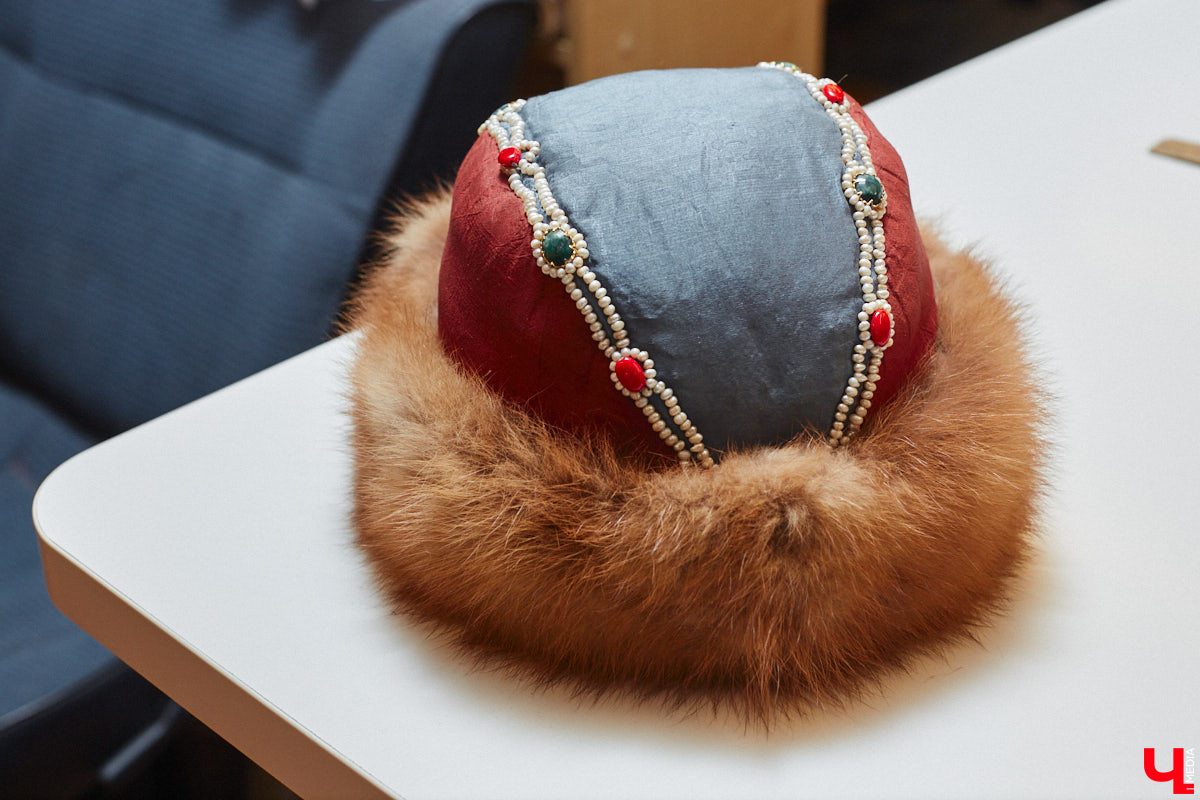 Пока ученые пытаются изобрести машину времени, во Владимире ею вовсю пользуются. Закинуть она может не только в любую эпоху, но и в параллельный мир. Достаточно облачиться в нужный наряд. Управляют устройством владимирские швеи. Благодаря их помощи «Ключ-Медиа» смог совершить небольшое путешествие по вехам истории.