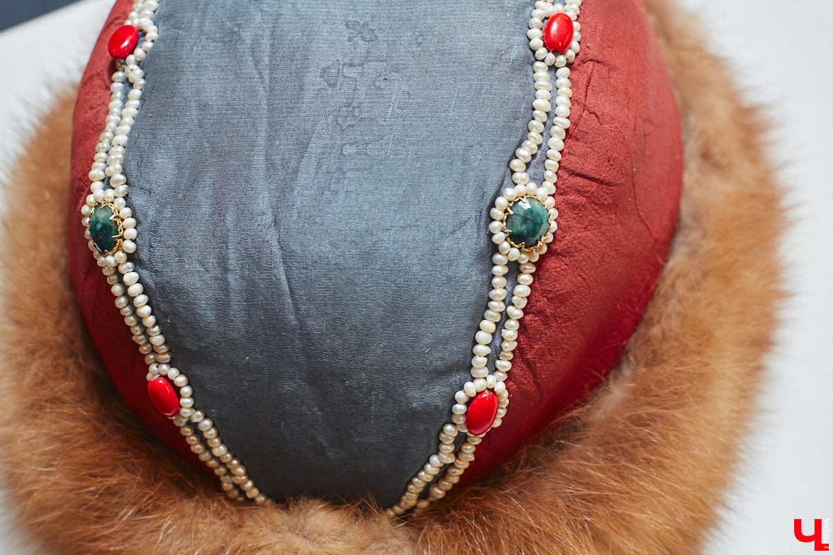 Пока ученые пытаются изобрести машину времени, во Владимире ею вовсю пользуются. Закинуть она может не только в любую эпоху, но и в параллельный мир. Достаточно облачиться в нужный наряд. Управляют устройством владимирские швеи. Благодаря их помощи «Ключ-Медиа» смог совершить небольшое путешествие по вехам истории.