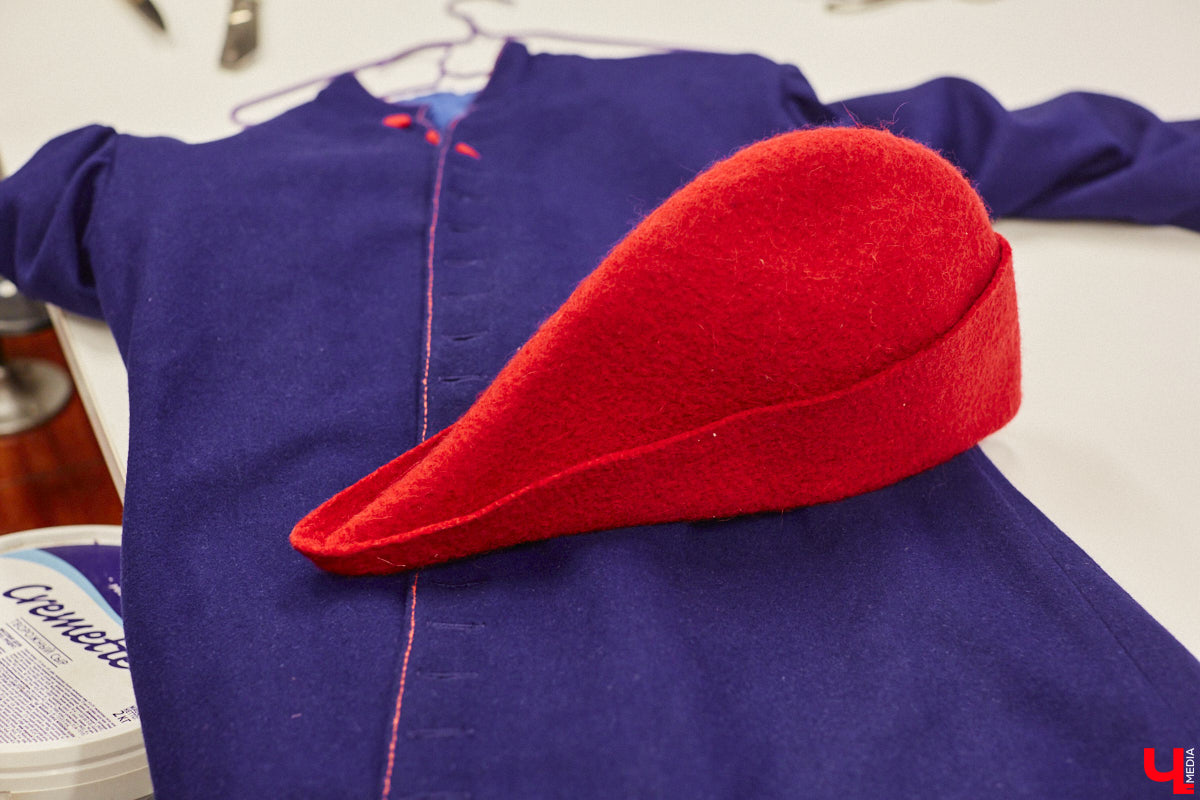 Пока ученые пытаются изобрести машину времени, во Владимире ею вовсю пользуются. Закинуть она может не только в любую эпоху, но и в параллельный мир. Достаточно облачиться в нужный наряд. Управляют устройством владимирские швеи. Благодаря их помощи «Ключ-Медиа» смог совершить небольшое путешествие по вехам истории.