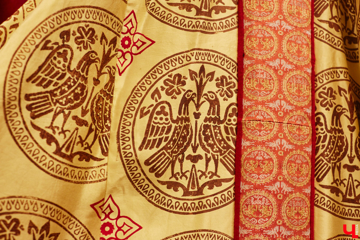 Пока ученые пытаются изобрести машину времени, во Владимире ею вовсю пользуются. Закинуть она может не только в любую эпоху, но и в параллельный мир. Достаточно облачиться в нужный наряд. Управляют устройством владимирские швеи. Благодаря их помощи «Ключ-Медиа» смог совершить небольшое путешествие по вехам истории.