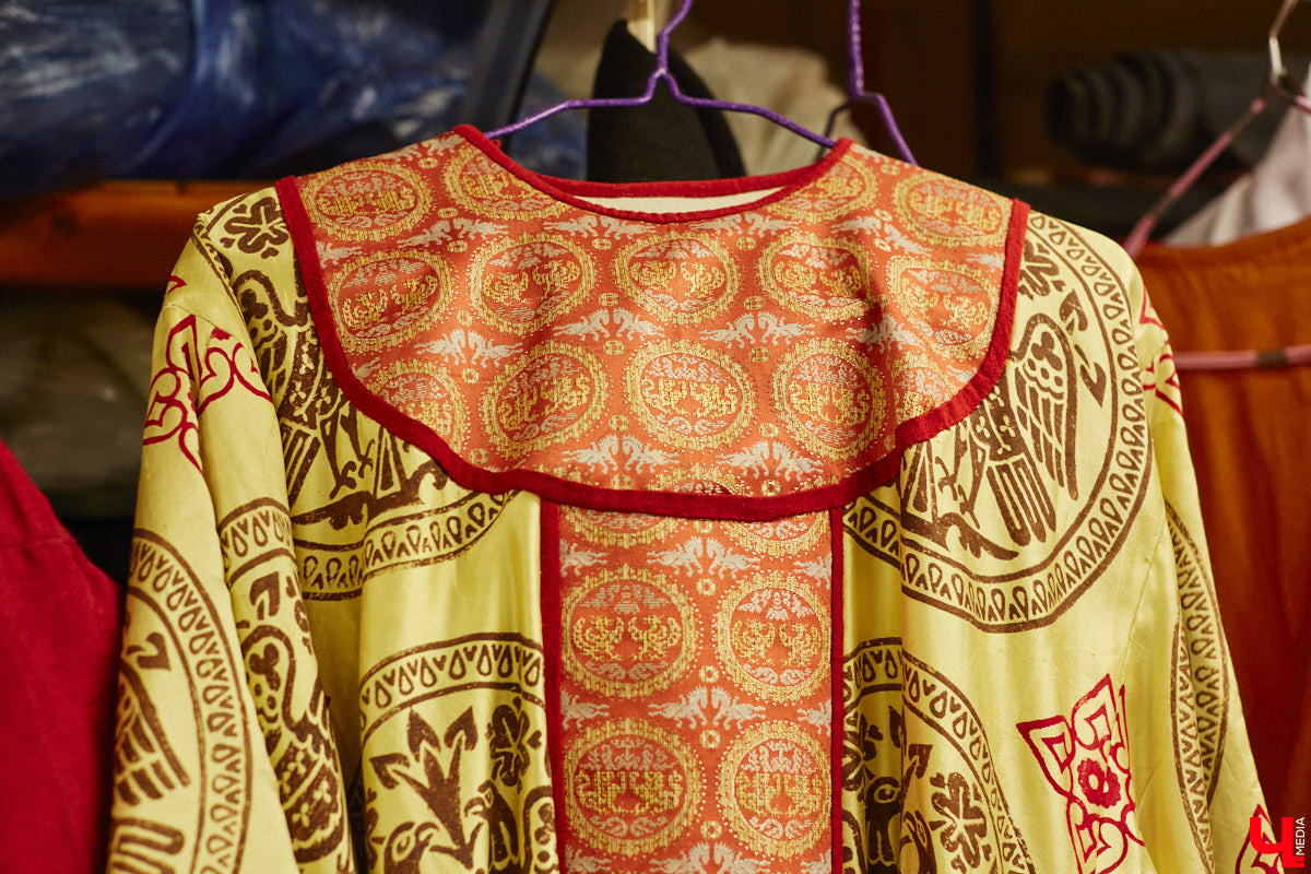 Пока ученые пытаются изобрести машину времени, во Владимире ею вовсю пользуются. Закинуть она может не только в любую эпоху, но и в параллельный мир. Достаточно облачиться в нужный наряд. Управляют устройством владимирские швеи. Благодаря их помощи «Ключ-Медиа» смог совершить небольшое путешествие по вехам истории.