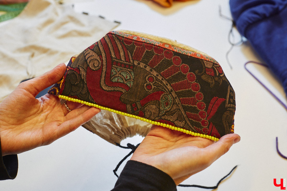 Пока ученые пытаются изобрести машину времени, во Владимире ею вовсю пользуются. Закинуть она может не только в любую эпоху, но и в параллельный мир. Достаточно облачиться в нужный наряд. Управляют устройством владимирские швеи. Благодаря их помощи «Ключ-Медиа» смог совершить небольшое путешествие по вехам истории.