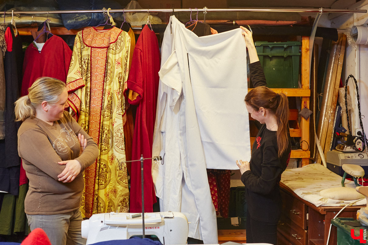 Пока ученые пытаются изобрести машину времени, во Владимире ею вовсю пользуются. Закинуть она может не только в любую эпоху, но и в параллельный мир. Достаточно облачиться в нужный наряд. Управляют устройством владимирские швеи. Благодаря их помощи «Ключ-Медиа» смог совершить небольшое путешествие по вехам истории.