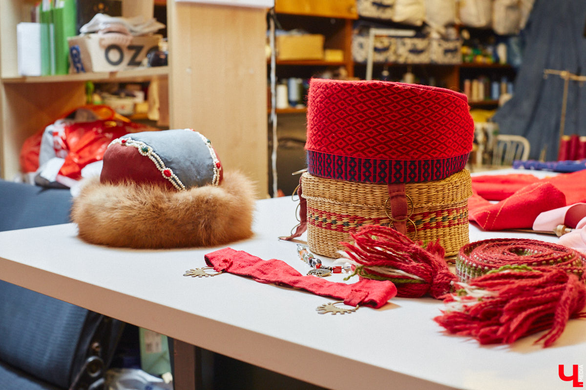 Пока ученые пытаются изобрести машину времени, во Владимире ею вовсю пользуются. Закинуть она может не только в любую эпоху, но и в параллельный мир. Достаточно облачиться в нужный наряд. Управляют устройством владимирские швеи. Благодаря их помощи «Ключ-Медиа» смог совершить небольшое путешествие по вехам истории.