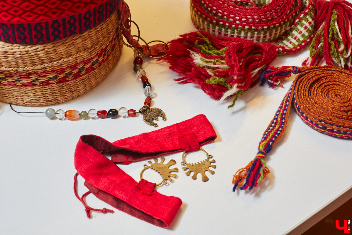 Пока ученые пытаются изобрести машину времени, во Владимире ею вовсю пользуются. Закинуть она может не только в любую эпоху, но и в параллельный мир. Достаточно облачиться в нужный наряд. Управляют устройством владимирские швеи. Благодаря их помощи «Ключ-Медиа» смог совершить небольшое путешествие по вехам истории.