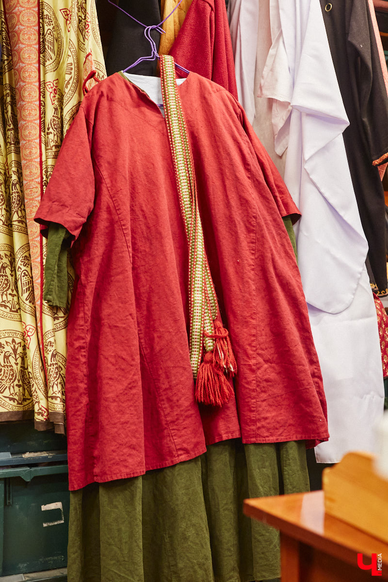 Пока ученые пытаются изобрести машину времени, во Владимире ею вовсю пользуются. Закинуть она может не только в любую эпоху, но и в параллельный мир. Достаточно облачиться в нужный наряд. Управляют устройством владимирские швеи. Благодаря их помощи «Ключ-Медиа» смог совершить небольшое путешествие по вехам истории.