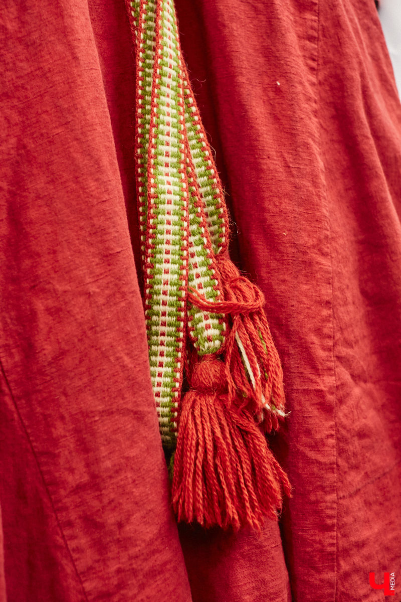 Пока ученые пытаются изобрести машину времени, во Владимире ею вовсю пользуются. Закинуть она может не только в любую эпоху, но и в параллельный мир. Достаточно облачиться в нужный наряд. Управляют устройством владимирские швеи. Благодаря их помощи «Ключ-Медиа» смог совершить небольшое путешествие по вехам истории.