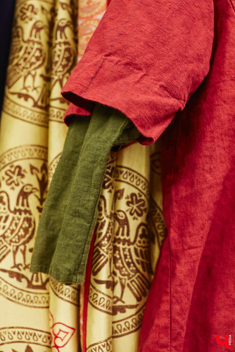 Пока ученые пытаются изобрести машину времени, во Владимире ею вовсю пользуются. Закинуть она может не только в любую эпоху, но и в параллельный мир. Достаточно облачиться в нужный наряд. Управляют устройством владимирские швеи. Благодаря их помощи «Ключ-Медиа» смог совершить небольшое путешествие по вехам истории.